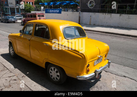 Un jaune vif 1956 Austin A40 Cambridge sauvé de la destruction et restauré pour être utilisé comme un taxi touristique à La Havane Cuba Banque D'Images