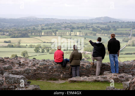 Les visiteurs du château de Montgomery au Pays de Galles à admirer la vue Banque D'Images