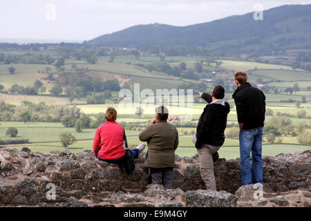 Les visiteurs du château de Montgomery au Pays de Galles à admirer la vue Banque D'Images