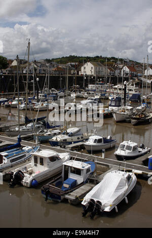 Bateaux amarrés à Watchet Marina dans le Somerset, Royaume-Uni Banque D'Images