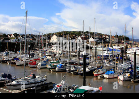 Bateaux amarrés à Watchet Marina dans le Somerset, Royaume-Uni Banque D'Images
