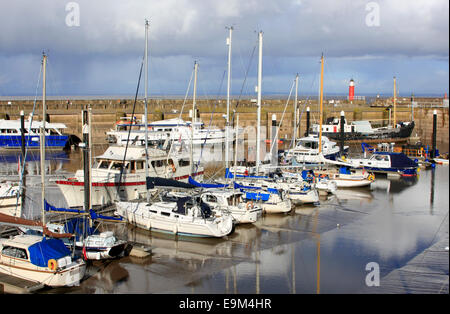 Bateaux amarrés à Watchet Marina dans le Somerset, Royaume-Uni Banque D'Images