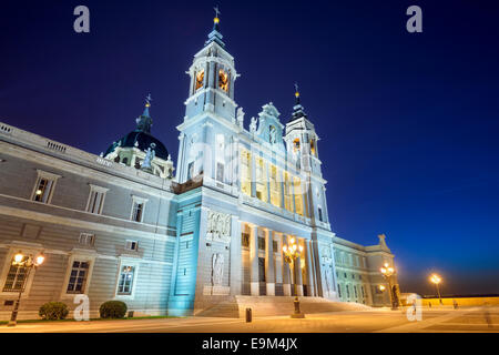 Madrid, Espagne à la cathédrale de la Almudena, la nuit. Banque D'Images