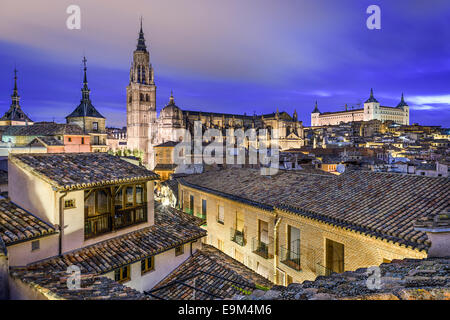 Tolède, Espagne ville skyline avec la Cathédrale et l'Alcazar en début de matinée. Banque D'Images