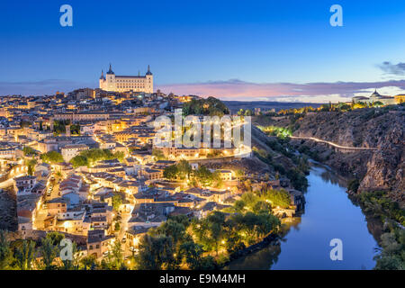 Tolède, Espagne ville skyline sur le Tage, à l'aube. Banque D'Images