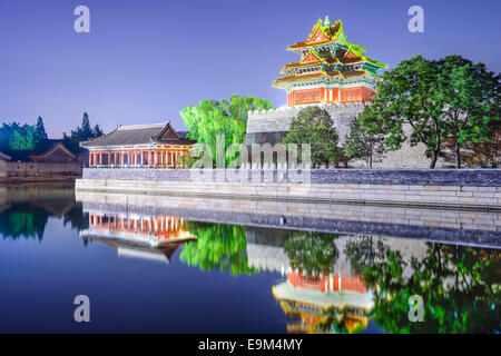 Douves extérieures de la Cité Interdite à Beijing, Chine la nuit. Banque D'Images