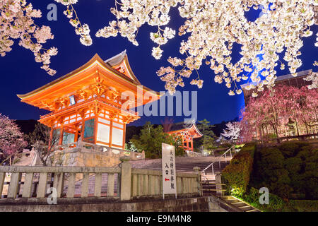 Kyoto, au Japon, au Temple Kiyomizu-dera au printemps. Banque D'Images