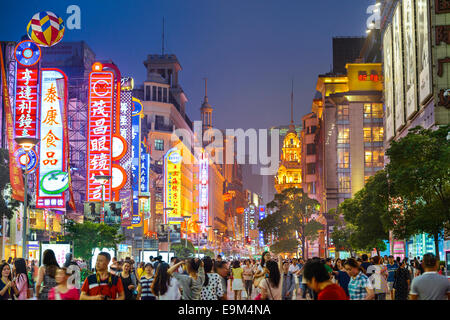 SHANGHAI, CHINE - 16 juin 2014 : néons allumés sur Nanjing Road. La rue est la principale voie de la ville. Banque D'Images