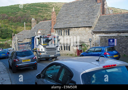 Château de Corfe , Dorset. Trafic lourd peut causer la congestion et la pollution sonore dans les villages touristiques populaires. Banque D'Images