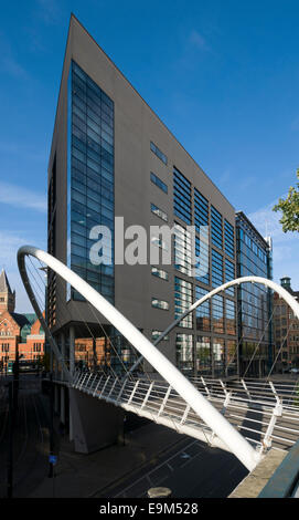 La passerelle courbe Manchester Piccadilly Place, à Londres, Manchester, Angleterre, Royaume-Uni. Conçu par Wilkinson Eyre, 2007 Banque D'Images