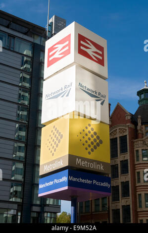 Signes de transport à l'extérieur de la gare Piccadilly, Manchester, Angleterre, Royaume-Uni. Banque D'Images