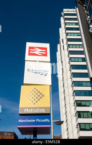 Signes de transport à l'extérieur de la gare Piccadilly, Manchester, Angleterre, Royaume-Uni. '111' Piccadilly office tower derrière. Banque D'Images