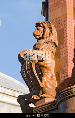 Lion en terre cuite avec bouclier sur le coin de l'hôtel Midland. Mount Street, Manchester, Angleterre, Royaume-Uni. Banque D'Images