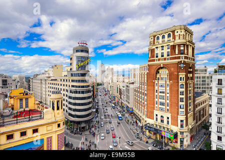 MADRID, ESPAGNE - 15 octobre 2014 : Gran Via à l'emblématique bâtiment de Schweppes. La rue est le principal quartier commerçant de Madrid. Banque D'Images