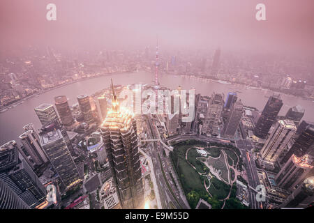 Shanghai, Chine Ville vue sur le Quartier Financier de Pudong. Banque D'Images