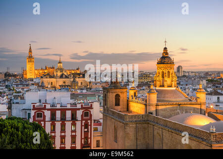 Séville, Espagne city skyline at Dusk. Banque D'Images