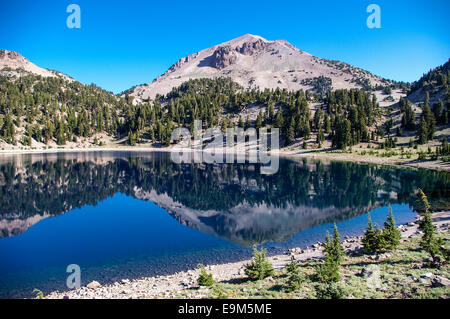 Lassen Peak reflète dans un lac. Banque D'Images