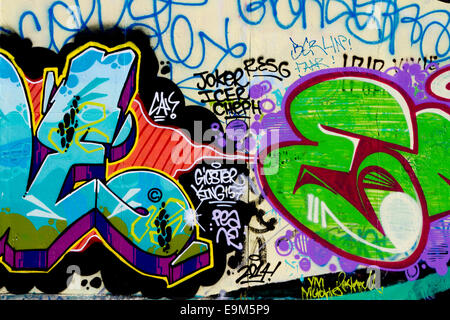 Mur de Berlin caricature Graffiti gribouillis colorés Banque D'Images