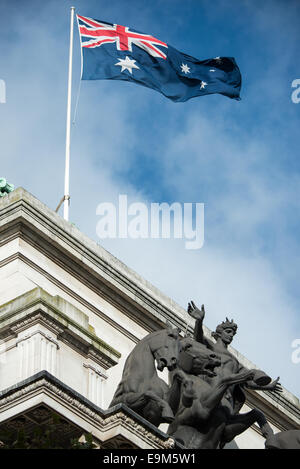 Australia House drapeau australien Londres / LONDRES, Royaume-Uni — un drapeau australien flotte devant Australia House sur le Strand, le quartier général néoclassique du Haut-commissariat australien et la plus ancienne mission diplomatique occupée en permanence à Londres. Inauguré par le roi George V en 1918 et conçu par les architectes écossais Alexander Marshall Mackenzie et son fils, ce bâtiment classé au patrimoine mondial présente des matériaux australiens distinctifs, notamment du marbre et du bois. Au-delà de son rôle diplomatique, le bâtiment a gagné une large reconnaissance populaire lorsque son intérieur est apparu sous le nom de Gringotts Wizarding Bank Banque D'Images