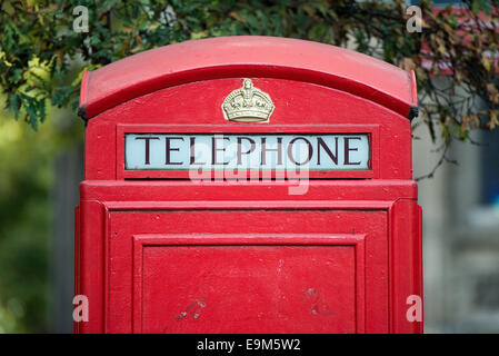 LONDRES, Royaume-Uni — Une cabine téléphonique rouge classique est un symbole emblématique du patrimoine britannique dans une rue londonienne. Malgré la baisse de l'utilisation des téléphones publics payants, ces kiosques distinctifs restent une caractéristique appréciée et reconnaissable du paysage urbain du Royaume-Uni. Banque D'Images