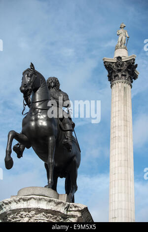 Statue du roi Charles Ier et colonne Nelsons Trafalgar Square Londres // LONDRES, Royaume-Uni — la statue équestre historique du roi Charles Ier se dresse au premier plan, la colonne de l'amiral Nelson s'élevant bien en évidence en arrière-plan à Trafalgar Square. Créée par le sculpteur français Hubert le sueur en 1633, la statue en bronze de Charles Ier est la plus ancienne statue équestre de Londres et marque le site de la Croix de Charing originale. La colonne Nelson, achevée en 1843, commémore la victoire de l'amiral Horatio Nelson à la bataille de Trafalgar en 1805. Ces deux monuments couvrent différentes époques du h britannique Banque D'Images
