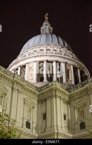 LONDRES, Royaume-Uni — la cathédrale Saint-Paul, un chef-d'œuvre emblématique de l'architecture baroque anglaise, surplombe les gratte-ciel de la ville en tant que symbole de l'importance spirituelle et historique de Londres. Conçue par Sir Christopher Wren et achevée en 1710, la cathédrale a été le site de nombreux événements importants, tels que des mariages royaux, des funérailles d'État et des célébrations nationales. Banque D'Images