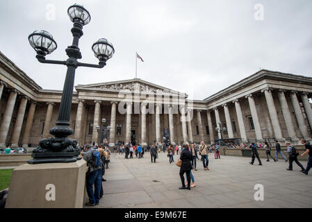 LONDRES, Royaume-Uni — L'entrée principale du British Museum, situé dans le centre-ville de Londres, présente sa façade néoclassique emblématique. Le British Museum, l'un des plus grands et des plus importants musées du monde, est dédié à l'histoire et à la culture humaines et abrite environ 8 millions d'œuvres dans sa collection permanente. Banque D'Images