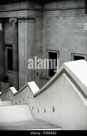 LONDRES, Royaume-Uni — Un escalier dans la Grande Cour de la Reine Elizabeth II au British Museum. Cette vaste place publique, conçue par Foster and Partners, dispose d'un toit en verre et en acier distinctif fait de 3 312 panneaux uniques, et entoure l'historique salle de lecture. Ouverte en 2000, elle est la plus grande place publique couverte d'Europe, servant de plaque tournante centrale pour les visiteurs. Banque D'Images