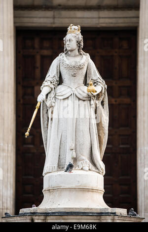 Statue de la reine Victoria Cathédrale St Paul Londres / LONDRES, Royaume-Uni — Une statue en marbre de la reine Victoria dans les regalia du couronnement se dresse devant la Grande porte ouest de la cathédrale St Paul, sceptre dans une main et orbe dans l'autre, couronne dorée et détails de regalia choisis en or. Le service du jubilé de diamant de la cathédrale pour Victoria en 1897 - tenu sur ses marches parce que ses genoux arthritiques ne pouvaient pas gérer les escaliers - a été la dernière grande occasion d'État de son règne et a confirmé St Paul's comme église cérémonielle prééminente de Grande-Bretagne. Banque D'Images