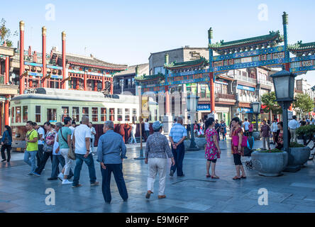 Les touristes dans la rue commerçante Qianmen, Beijing Banque D'Images