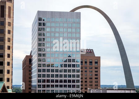 Saint St Louis Missouri, centre-ville, immeuble de bureaux, Gateway Arch, mémorial, caténaire, Hyatt, hôtel, MO140901048 Banque D'Images