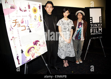 Masaki Suda, Aoi Morikawa et Kazama Shiori, Oct 29, 2014 : Tokyo, Japon : (de gauche à droite) Acteur Masaki Suda, actrice Aoi Morikawa et directeur, éditeur de scénario et Kazama Shiori poser pour les caméras lors de la scène du film 'Accueil' Chokolietta à TOHO CINEMAS à Roppongi sur Octobre 29, 2014, Tokyo, Japon. Le 27e Festival International du Film de Tokyo qui est le plus grand festival de cinéma à Tokyo a été tenue du 23 au 31 octobre. © Rodrigo Reyes Marin/AFLO/Alamy Live News Banque D'Images
