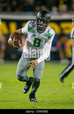 24 octobre 2014 : Oregon Ducks quarterback Marcus Mariota (8) en action au cours de la NCAA Football match entre l'Oregon Ducks et le California Golden Bears à Levi's Stadium à Santa Clara, CA. Cal 59-41 Oregon défait. Damon Tarver/Cal Sport Media Banque D'Images