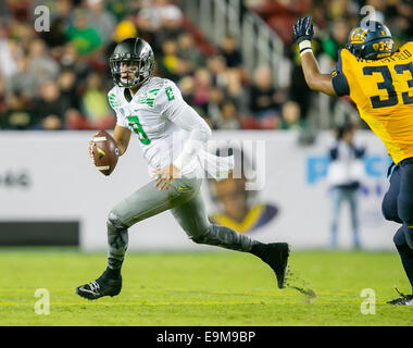 24 octobre 2014 : Oregon Ducks quarterback Marcus Mariota (8) en action au cours de la NCAA Football match entre l'Oregon Ducks et le California Golden Bears à Levi's Stadium à Santa Clara, CA. Cal 59-41 Oregon défait. Damon Tarver/Cal Sport Media Banque D'Images