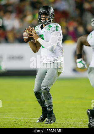 24 octobre 2014 : Oregon Ducks quarterback Marcus Mariota (8) en action au cours de la NCAA Football match entre l'Oregon Ducks et le California Golden Bears à Levi's Stadium à Santa Clara, CA. Cal 59-41 Oregon défait. Damon Tarver/Cal Sport Media Banque D'Images