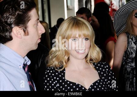 Los Angeles, CA, USA. 29 Oct, 2014. Simon Helberg, Melissa Rauch à la cérémonie d'intronisation pour l'étoile sur le Hollywood Walk of Fame pour Kaley Cuoco, Hollywood Boulevard, Los Angeles, CA, 29 octobre 2014. Crédit : Michael Germana/Everett Collection/Alamy Live News Banque D'Images