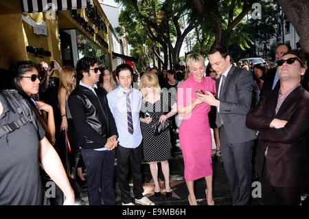 Los Angeles, CA, USA. 29 Oct, 2014. Kunal Nayyar, Simon Helberg, Melissa Rauch, Kaley Cuoco, Johnny Galecki, Jim Parsons, à la cérémonie d'intronisation pour l'étoile sur le Hollywood Walk of Fame pour Kaley Cuoco, Hollywood Boulevard, Los Angeles, CA, 29 octobre 2014. Crédit : Michael Germana/Everett Collection/Alamy Live News Banque D'Images