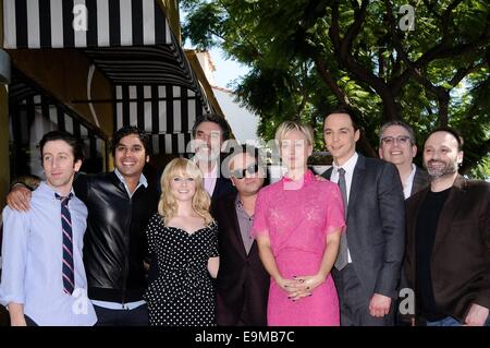 Los Angeles, CA, USA. 29 Oct, 2014. Simon Helberg, Kunal Nayyar, Melissa Rauch, Chuck Lorre, Johnny Galecki, Kaley Cuoco, Jim Parsons, Bill Prady, Steven Molaro lors de la cérémonie d'intronisation pour l'étoile sur le Hollywood Walk of Fame pour Kaley Cuoco, Hollywood Boulevard, Los Angeles, CA, 29 octobre 2014. Crédit : Michael Germana/Everett Collection/Alamy Live News Banque D'Images