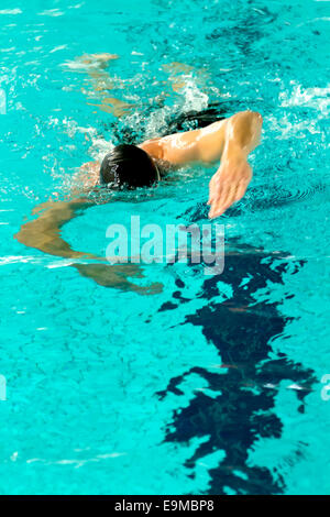 L'homme nage dans lane en piscine, soit en bonne santé et les loisirs concept Banque D'Images