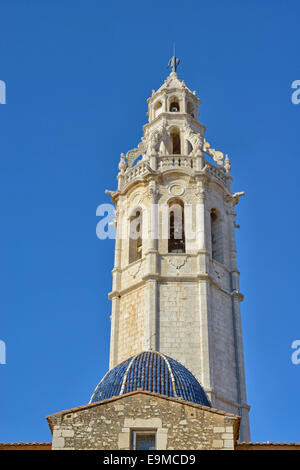 Beau clocher de l'Esglesia de Sant Joan Baptista à Alcala de Xivert village, Communauté Valencienne, Espagne Banque D'Images