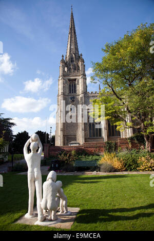 Dorset House Gardens avec Walden 'famille' Sculpture face à St Marie la Vierge dans l'Église Saffron Walden dans l'Essex - UK Banque D'Images