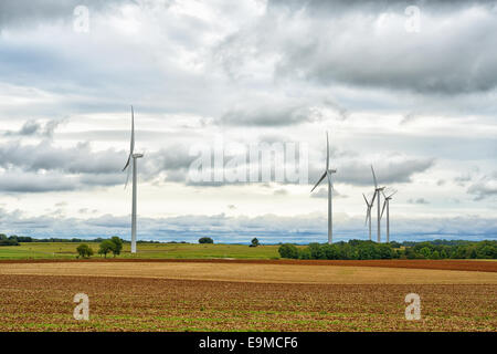 Paysage agricole en France avec moulins à vent électrique towers en automne nuageux jour pluvieux Banque D'Images