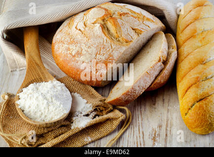 Du pain sur la table en bois. Selective focus Banque D'Images