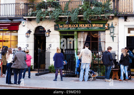 Les gens qui attendent à l'extérieur du Musée Sherlock Holmes à Baker Street, London, England, UK Banque D'Images