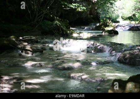 Piscines bleues de Nacedero del Urederra - la source de l'Urederra près de Baquedano Banque D'Images