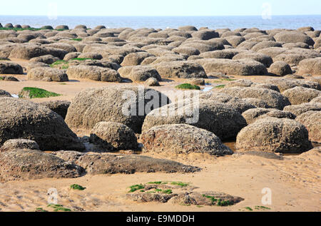 Vue d'carstone roches et piscines à l'eau sur la plage de Hunstanton, Norfolk, Angleterre, Royaume-Uni. Banque D'Images