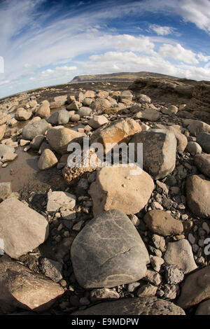 Royaume-uni, Angleterre, dans le Yorkshire, Robin Hood's Bay, rock pools fish-eye vue optique grand angle Banque D'Images