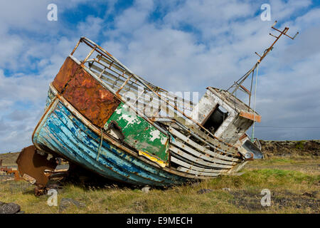 La rouille, ancien bateau de pêche en décomposition, Reykjanesskagi, péninsule du Sud, Islande Reykjanes ou Banque D'Images