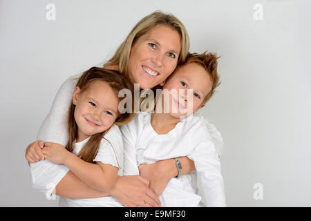 Mère et ses deux enfants, garçon et fille Banque D'Images