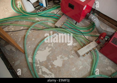 Portrait de tubes et machines dans la pièce en cours de rénovation Banque D'Images